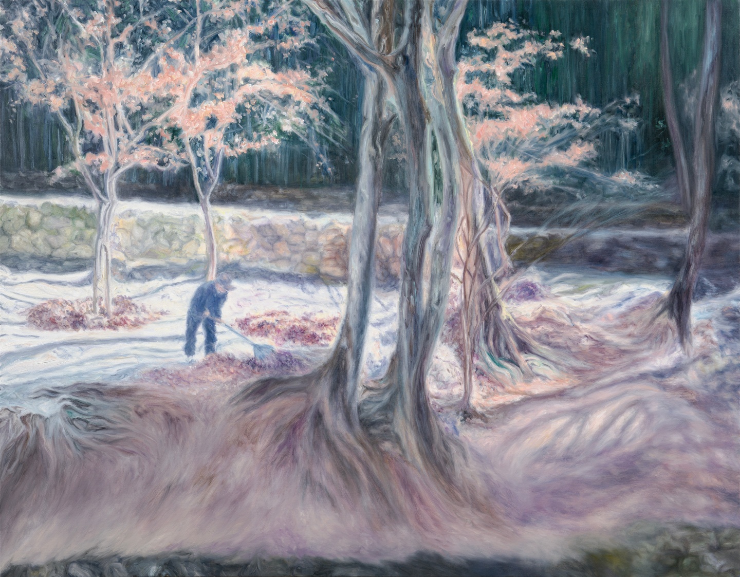 오후 그림자 사이로 낙엽 모으는 사람